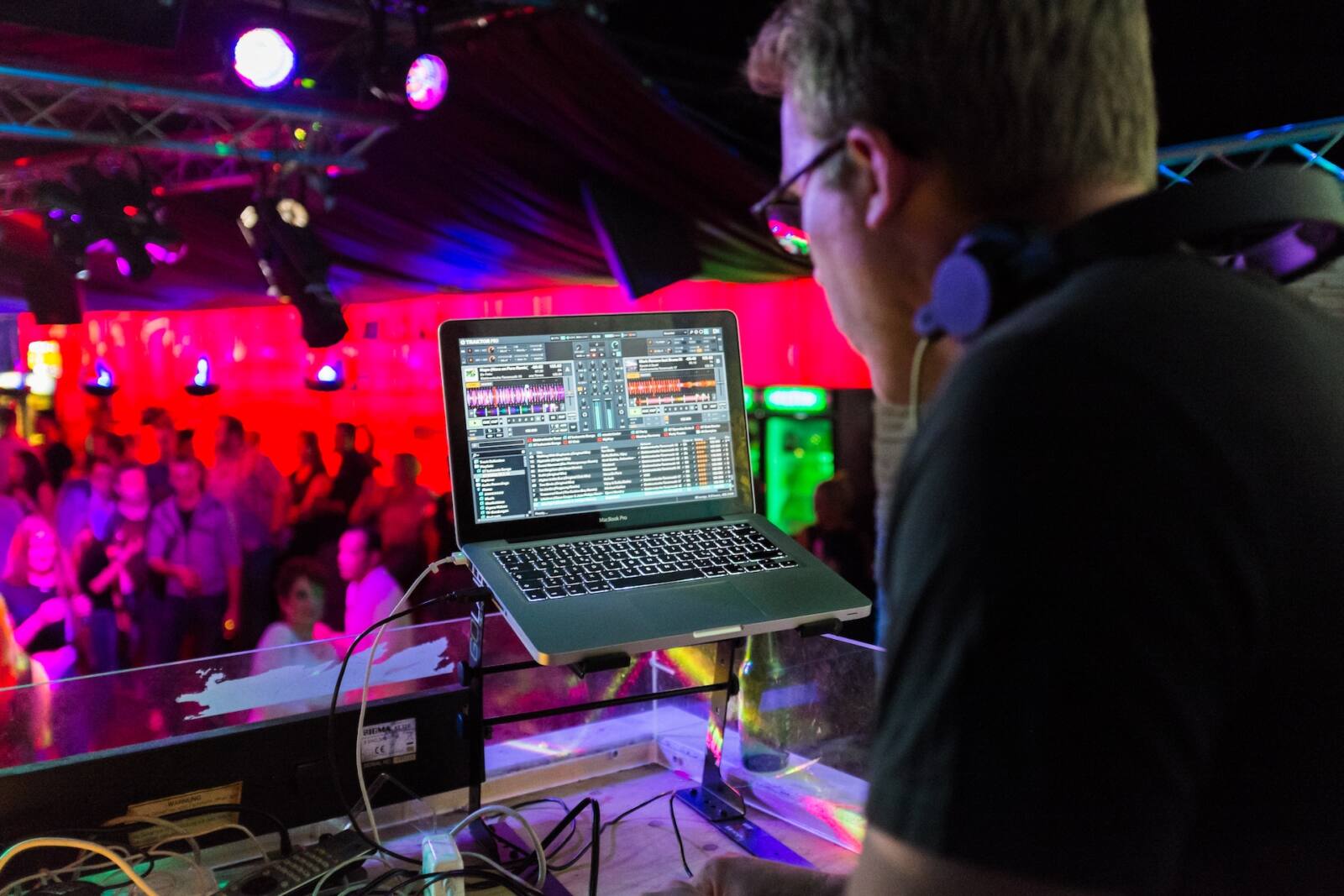 La Clave del Éxito Sonoro: Cómo Elegir la Música Perfecta para tu Evento Corporativo